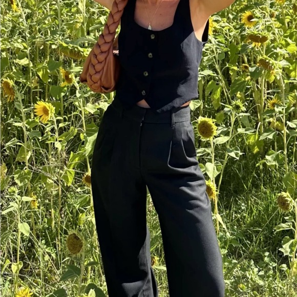 The Effortless Pant™ in black, size 0 short - Picture 4 of 6